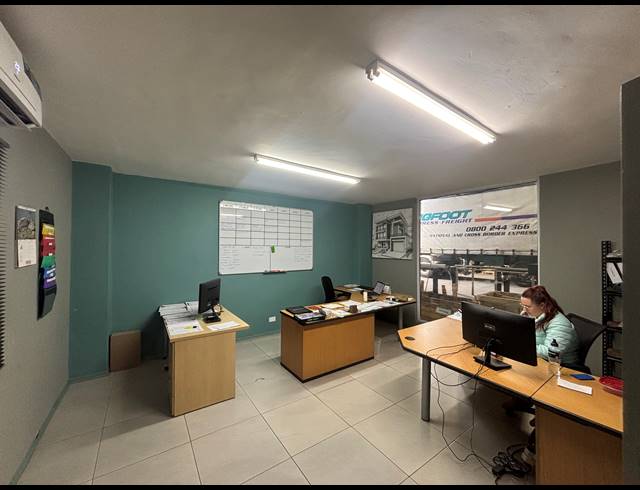 790M² WAREHOUSE TO LET IN STRAND INDUSTRIA